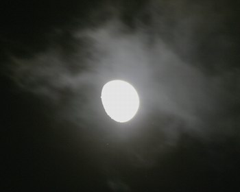 Wolken ziehen über M45 und Mond